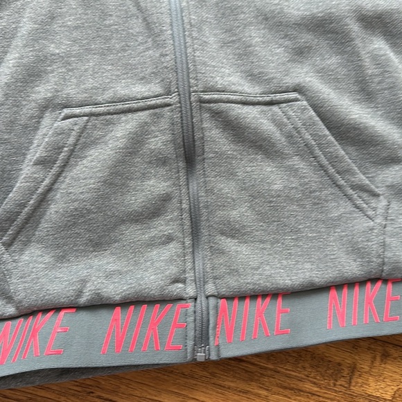 Girls Nike short sleeve sweatshirt with hood and front pockets. - Picture 3 of 3